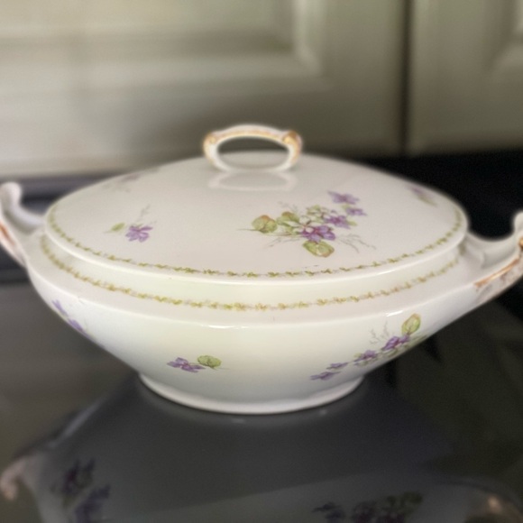 VINTAGE, B&T LIMOGES FRANCE, ROUND SERVING BOWL WITH LID. - Picture 16 of 16